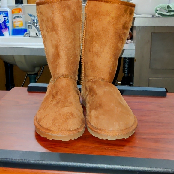 Not sure tag cut off. Shoes - Winter Boots (6) Women